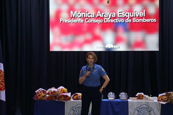 Presidenta ejecutiva del Instituto Nacional de Seguros, Mónica Araya Esquivel, en acto público. (Cuerpo de Bomberos | Facebook)