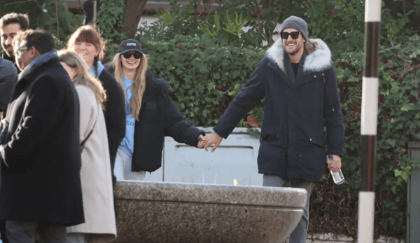 Tabitha Doherty Captan a Sophie Turner besando apasionadamente a su amiga Tabitha ...