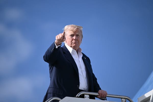 El presidente de EEUU, Donald Trump, señala mientras sube al Air Force One en RAF Lossiemouth, al noreste de Escocia, el 29 de julio de 2025 al final de su viaje a Escocia.