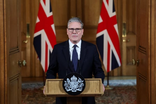 El primer ministro británico, Keir Starmer, pronuncia un discurso tras una reunión de emergencia del gabinete sobre Gaza en el número 10 de Downing Street, en Londres, el 29 de julio de 2025.