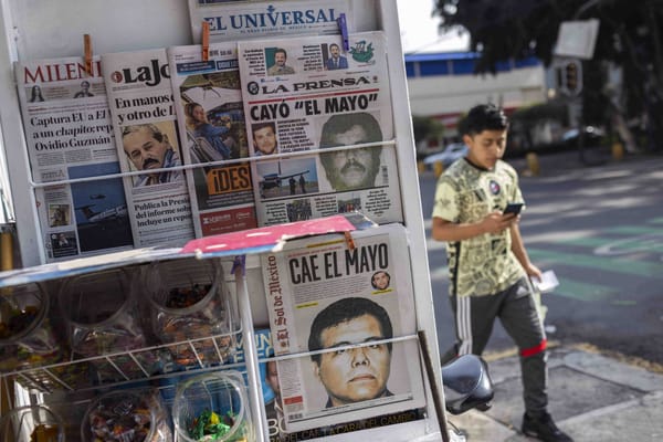 Vista de las portadas de los periódicos mexicanos mostrando la noticia de la captura de Ismael «El Mayo» Zambada, en Ciudad de México, México, el 26 de julio de 2024. Autoridades mexicanas informaron que no tuvieron participación en la detención de Ismael «Mayo» Zambada, cofundador del cártel de Sinaloa, y de un hijo de Joaquín «El Chapo» Guzmán, llevada a cabo el 25 de julio en Texas por autoridades estadounidenses.