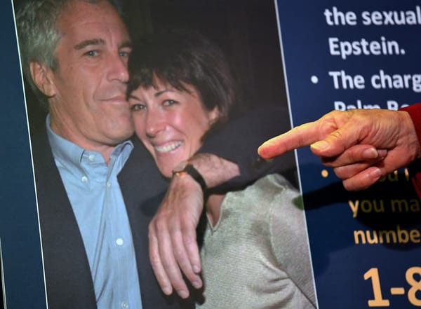 La fiscal federal interina del Distrito Sur de Nueva York, Audrey Strauss, señala una fotografía de Jeffrey Epstein con Ghilslaine Maxwell mientras anuncia los cargos contra Maxwell durante una rueda de prensa celebrada el 2 de julio de 2020 en la ciudad de Nueva York. El presidente de los Estados Unidos, Donald Trump, arremetió contra sus propios seguidores y los «estúpidos» republicanos el 16 de julio de 2025, al lanzar un ataque contra cualquiera que cuestionara la gestión de su administración del caso del fallecido delincuente sexual Jeffrey Epstein. Trump se enfrenta a la división más grave en su leal base de derecha desde que volvió al poder, por las acusaciones de que su administración está encubriendo los detalles escabrosos de los delitos del desacreditado financiero Epstein para proteger a figuras ricas y poderosas. Epstein se suicidó en una prisión de Nueva York en 2019, durante el primer mandato de Trump, tras ser acusado de tráfico sexual en una trama en la que supuestamente preparaba a mujeres jóvenes y menores de edad para que fueran abusadas sexualmente por personas ricas y poderosas.