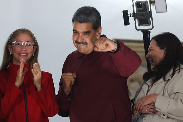 l presidente venezolano Nicolás Maduro (C), la primera dama Cilia Flores (I) y la alcaldesa de Caracas, Carmen Meléndez, saludan a la multitud tras conocerse los resultados de las elecciones municipales celebradas en Caracas, Venezuela, en la madrugada del 28 de julio de 2025. El partido gobernante de Venezuela ganó la mayoría de los escaños de alcaldes el domingo en unas elecciones boicoteadas por la principal oposición, coincidiendo con el aniversario de la reelección del presidente Nicolás Maduro el año pasado. El Partido Socialista Unido de Venezuela (PSUV), en el poder, ganó 285 de las 335 alcaldías, según las propias proyecciones de Maduro, que lo celebró con sus seguidores el lunes por la mañana en la Plaza Bolívar de Caracas.