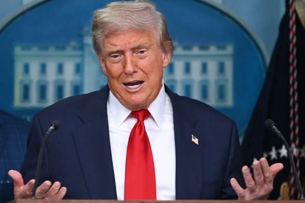 El presidente de Estados Unidos, Donald Trump, habla durante una rueda de prensa para discutir la delincuencia en Washington D. C., en la sala de prensa Brady de la Casa Blanca, en Washington D. C., el 11 de agosto de 2025. El presidente Donald Trump anunció el lunes que iba a desplegar tropas de la Guardia Nacional y poner a la policía de Washington bajo control federal para hacer frente a la delincuencia en la capital de Estados Unidos. «Hoy es el Día de la Liberación en DC, y vamos a recuperar nuestra capital», declaró Trump en una rueda de prensa en la Casa Blanca.