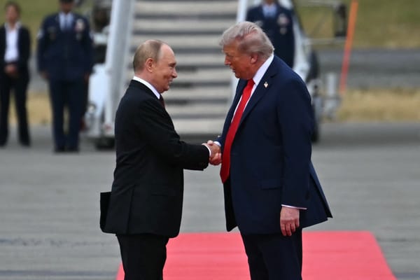 El presidente de Estados Unidos, Donald Trump (derecha), saluda al presidente ruso, Vladimir Putin, en la pista de aterrizaje tras su llegada a la Base Conjunta Elmendorf-Richardson en Anchorage, Alaska, el 15 de agosto de 2025. Putin se encuentra en Alaska por invitación de Trump en su primera visita a un país occidental desde que ordenó la invasión de Ucrania en 2022, que ha causado la muerte de decenas de miles de personas.