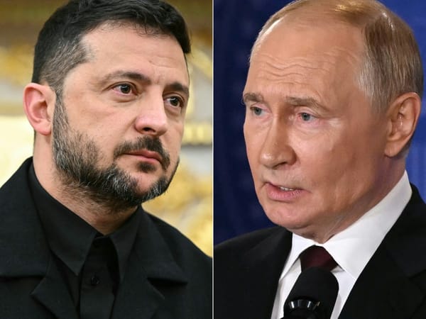 Esta combinación de imágenes, creada el 18 de agosto de 2025, muestra al presidente ucraniano Volodímir Zelenski (izq.) en Washington, D.C., el 18 de agosto de 2025, y al presidente ruso Vladimir Putin en Anchorage, Alaska, el 15 de agosto de 2025. El presidente ruso, Vladimir Putin, comunicó a su homólogo estadounidense, Donald Trump, el 18 de agosto, su disposición a reunirse con el líder ucraniano, Volodímir Zelenski, según una persona familiarizada con la llamada. Putin le comunicó a Trump, con quien se reunió el 15 de agosto en Alaska, su disposición a reunirse con Zelenski durante una conversación telefónica durante un receso de las conversaciones de la Casa Blanca en Washington con líderes europeos, según la persona, bajo condición de anonimato.