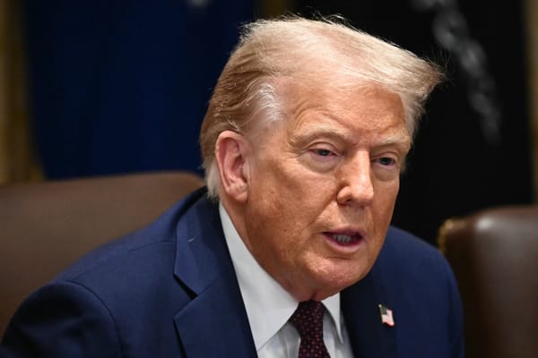 El presidente de Estados Unidos, Donald Trump, habla durante una reunión de gabinete en la Sala del Gabinete de la Casa Blanca en Washington, D.C., el 26 de agosto de 2025.