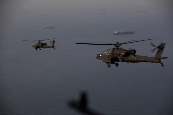 Esta fotografía, difundida por el Comando Central de Estados Unidos a través de su cuenta X (@CENTCOM) el 18 de abril de 2026, muestra helicópteros AH-64 Apache sobrevolando el estrecho de Ormuz durante una patrulla el 17 de abril de 2026. AFP