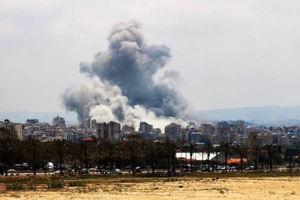 Una columna de humo se eleva tras un ataque aéreo israelí en las afueras de Tiro, al sur del Líbano, el 1 de junio de 2026. AFP/Con fines ilustrativo