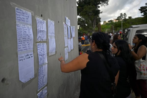La gente busca los nombres de las víctimas del doble terremoto ingresadas en el hospital Domingo Luciani, en Caracas.