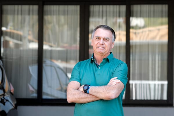 El presidente brasileño de extrema derecha Jair Bolsonaro, quien fue trasladado de prisión a arresto domiciliario en marzo tras ser hospitalizado con bronconeumonía.AFP