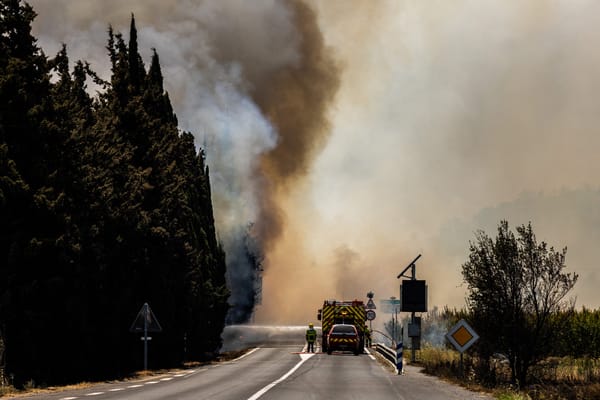 Miles de personas son evacuadas por los incendios que azotan el sur de Europa.