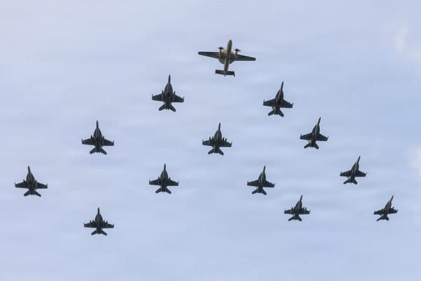 EE.UU. afirma que sus aviones dispararon contra un barco que intentó romper el bloqueo de puertos iraníes.