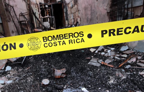 Escena de un incendio atendido por el Cuerpo de Bomberos.