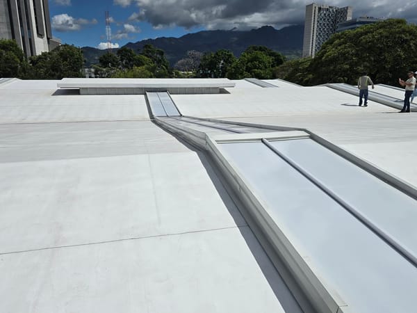 Techo del gimnasio anexo. Cortesía Icoder.