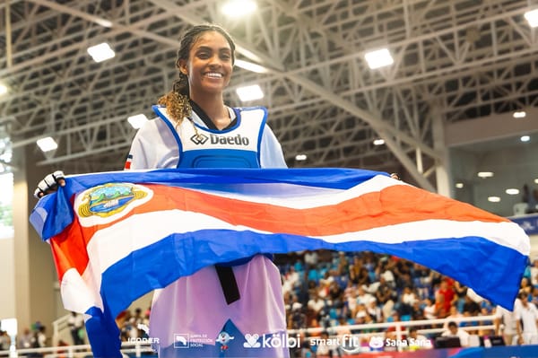 Neshy Lindo celebrando su oro en Santo Domingo 2026. Cortesía CON.