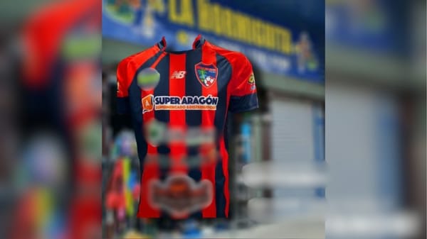 Patrocinio de supermercado Aragón en camiseta de Cariari