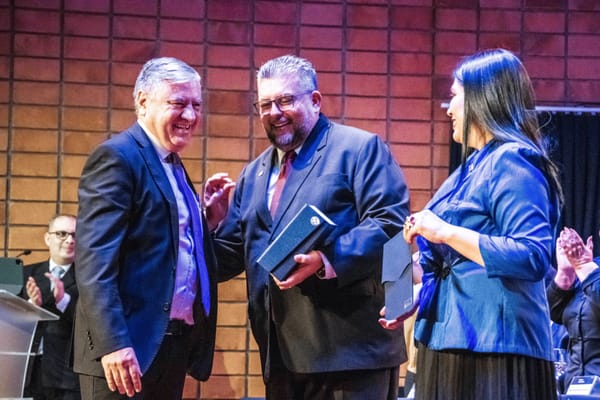 Bernal Martínez recibe un reconocimiento del Consejo Institucional, en manos de Nelson Ortega y la rectora María Estrada. 