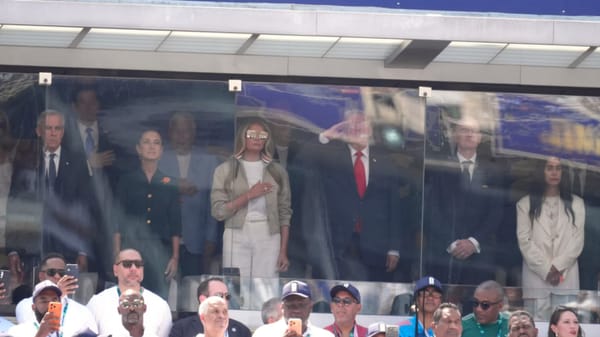 De izquierda a derecha: el primer ministro de Canadá, Mark Carney; la presidente de México, Claudia Sheinbaum; la primera dama de Estados Unidos, Melania Trump; el presidente Donald Trump; el presidente de la FIFA, Gianni Infantino, y su esposa, Leena Al Ashqar, durante la final de la Copa del Mundo. 19 de julio 2026. (Foto: AP/Jacquelyn Martin)