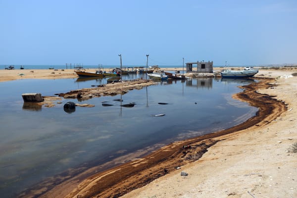 Una mancha de petróleo llegó a la isla iraní de Qeshm, en el estrecho de Ormuz.AFP
