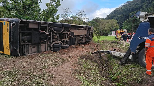 Accidente automovilístico deja al menos 8 muertos y decenas de heridos 