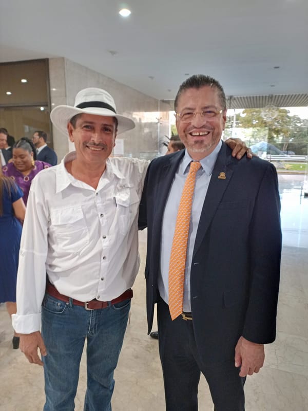 Alcalde de Puerto Jiménez junto a Rodrigo Chaves