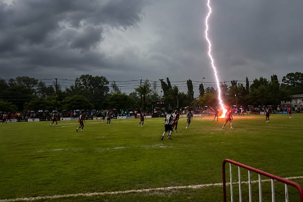 Futbolistas muere tras el impacto de un rayo.