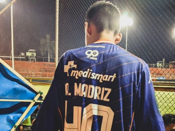 Niño acabó con la camisa de Abraham Madriz.
