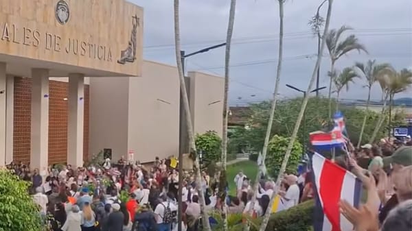 Ciudadanos frente a Tribunales de Cartago. Crédito: Cartago Informa