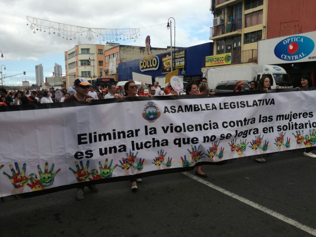 Cientos marchan contra la violencia hacia las mujeres | CR Hoy