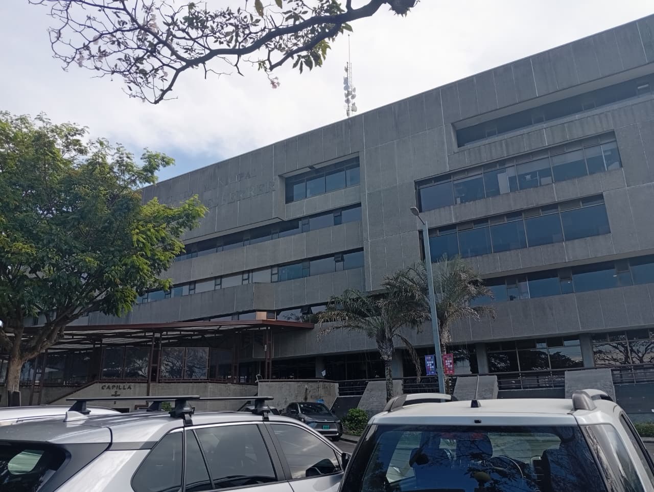 Afueras de la Municipalidad de San José. 