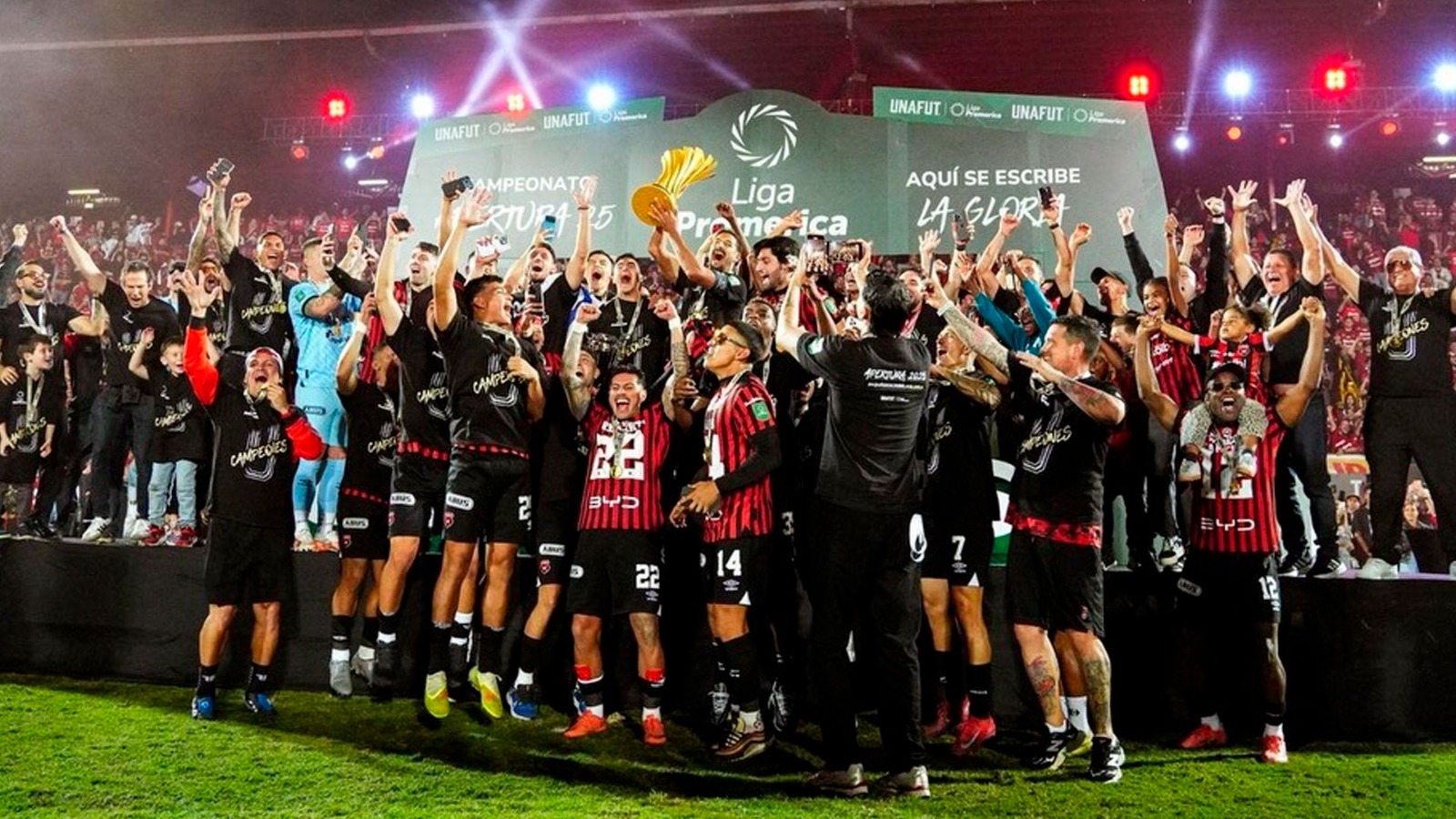 Alajuelense celebra el tercer título consecutivo en Copa Centroamericana.