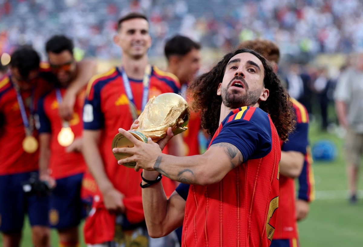 Cucurella enterró una moneda en el campo de juego.