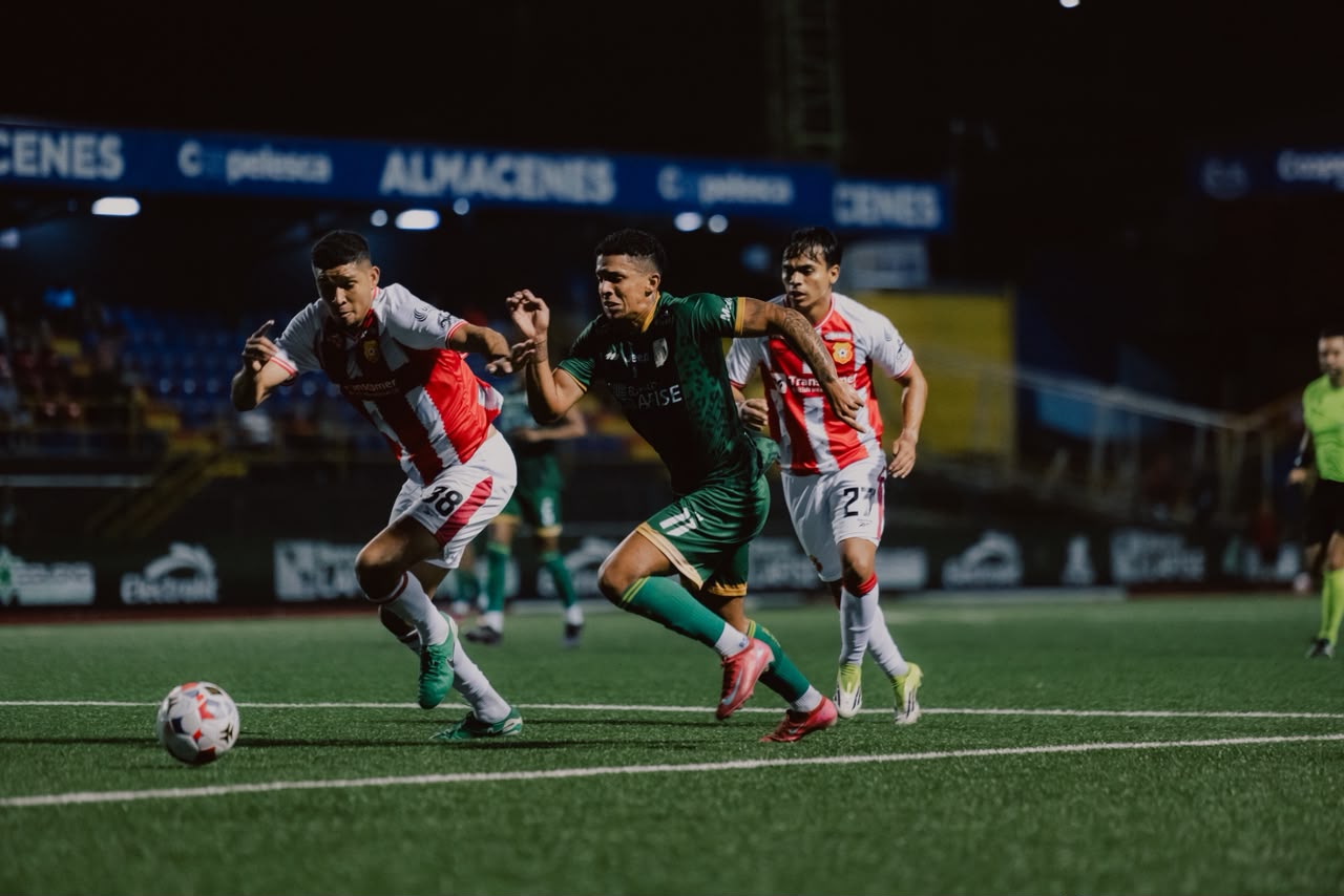 Inter San Carlos y Herediano empatan en un duelo marcado por la intensidad y la neblina