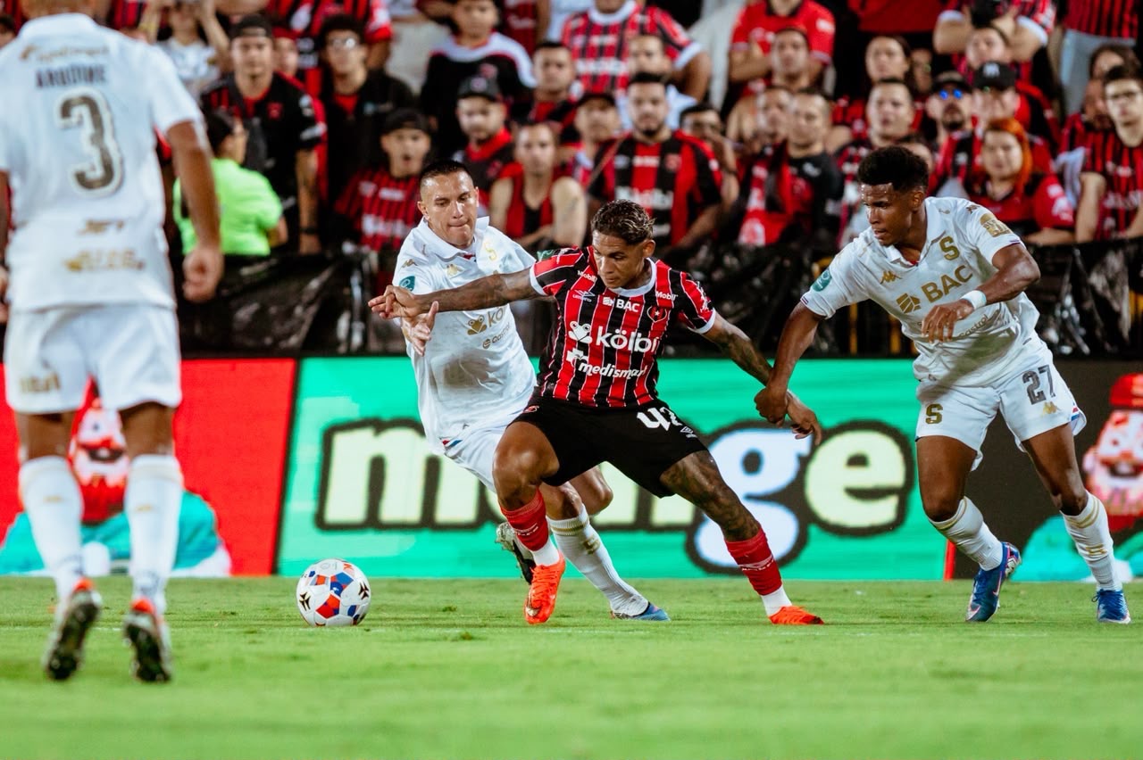 Alajuelense sumida en crisis: un mes sin ganar y la salida de Ismael Rescalvo