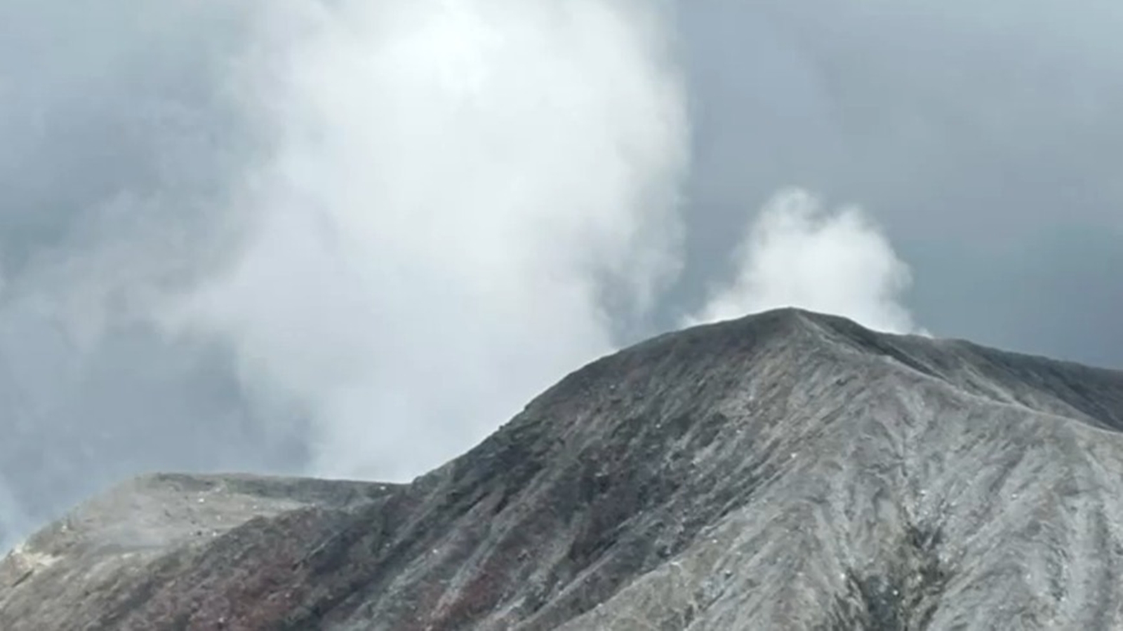 Volcán Rincón de la Vieja registra erupción con pluma de gases de 1.000 metros